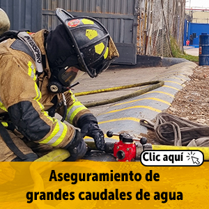 Bombero realizando ejercicio de aseguramiento de agua