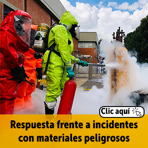 Bomberos equipados con trajes para materiales peligrosos