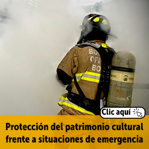 Bombero entre el humo con protección
