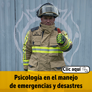 Bombero con traje levantando la mano izquirda