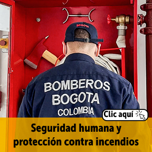 Bombero frente a cabina contra incendios
