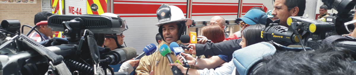 Bomberos están siendo entrevistados por un medio de comunicación